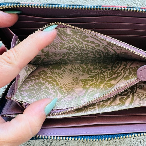 VIVIENNE WESTWOOD โ Zip around Wallet โ Box Included โ Great Condition โ - Picture 11 of 16